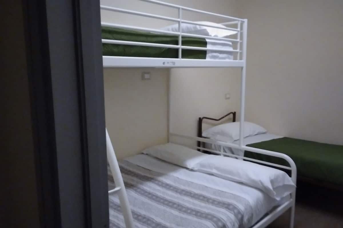 Ein Schlafzimmer mit einer Etage und einem Einzelbett.