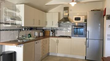 Beachcombers Lodge | Private kitchen | Fridge, microwave, oven, stovetop