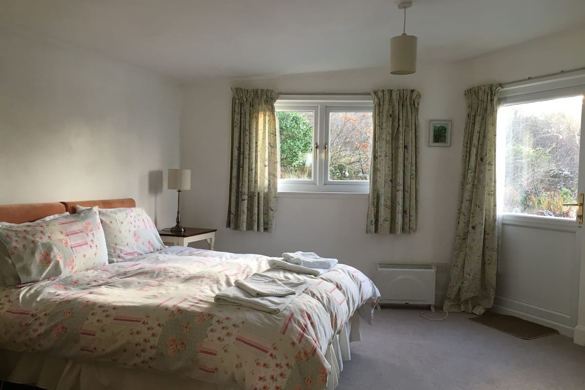 Shore Cottage | Iron/ironing board, bed sheets