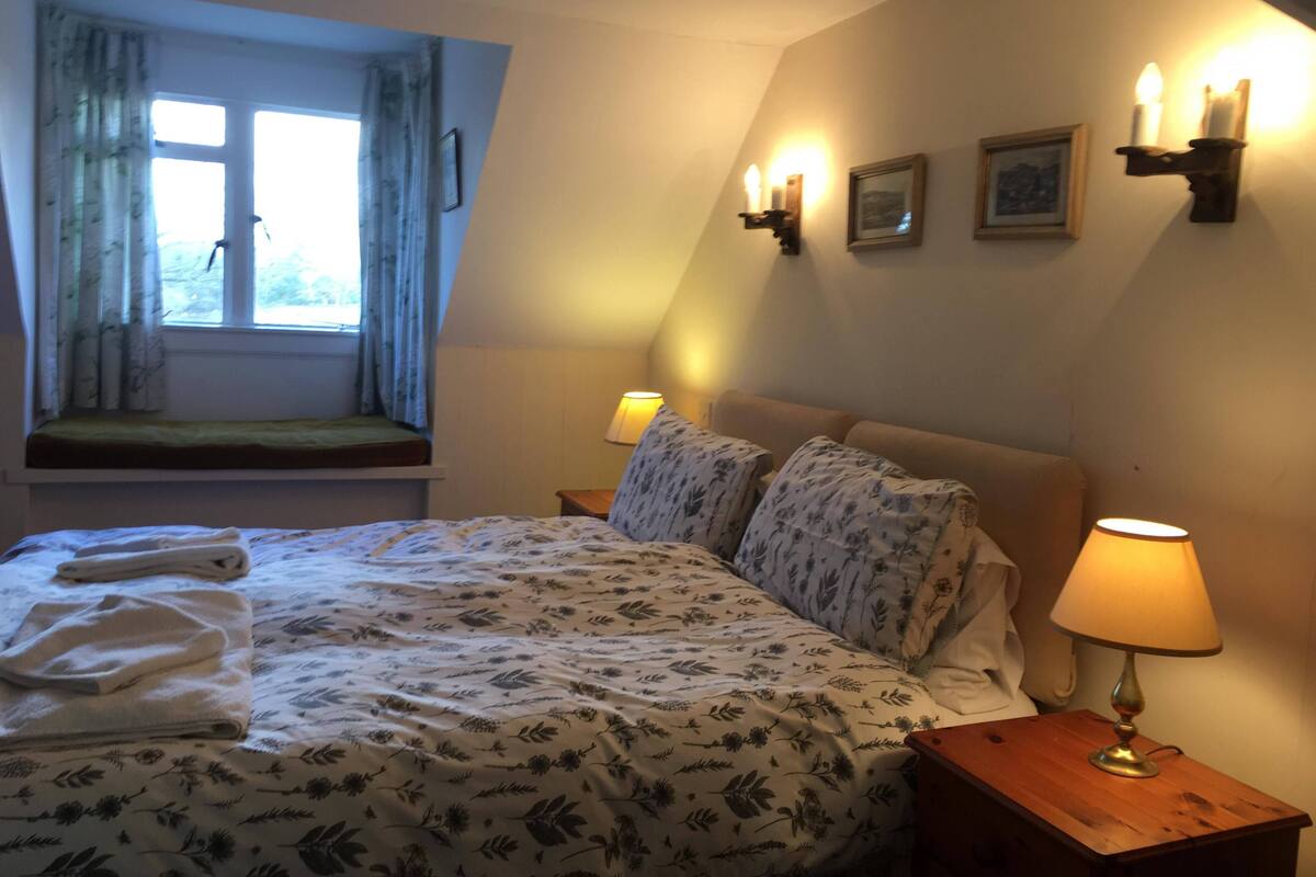 Dail Cottage | Iron/ironing board, bed sheets
