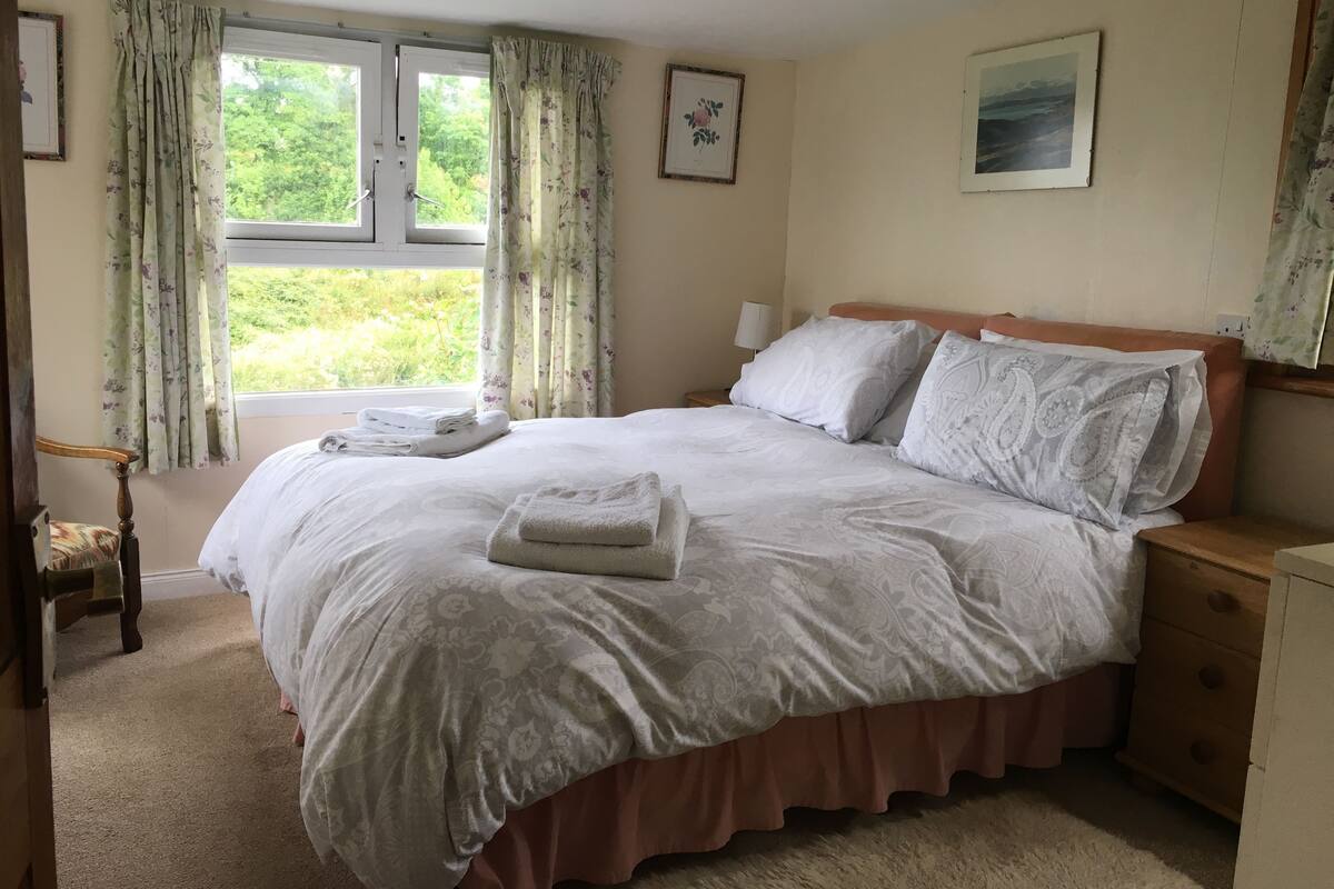 Scott's Cabin | Iron/ironing board, bed sheets