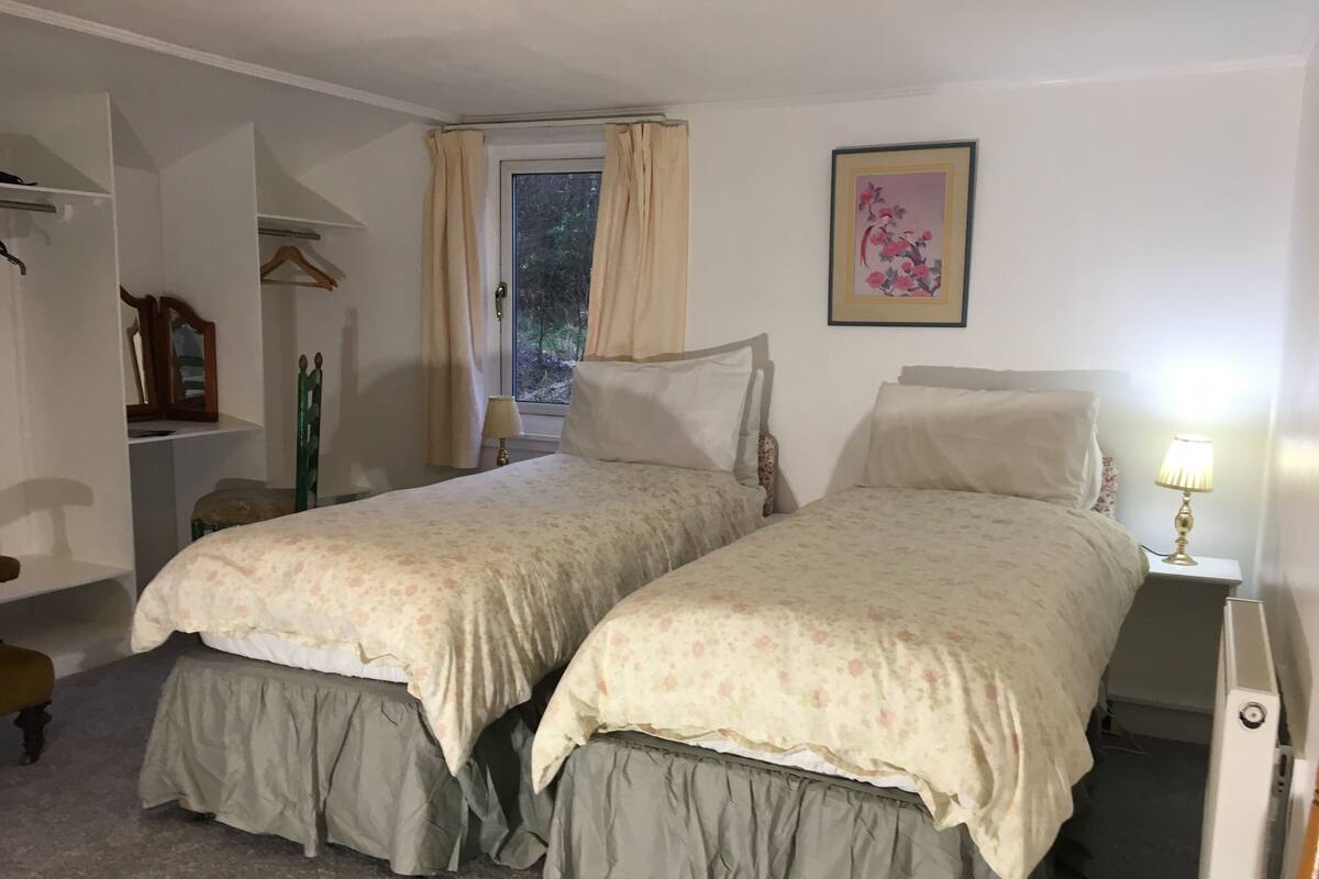 Beachcombers Lodge | Iron/ironing board, bed sheets