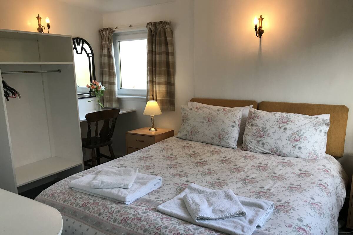 Foresters Cabin | Iron/ironing board, bed sheets