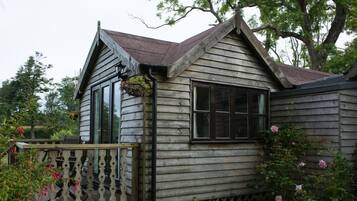 Scott's Cabin | Garden view