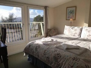 Cabaña | Tabla de planchar con plancha y ropa de cama