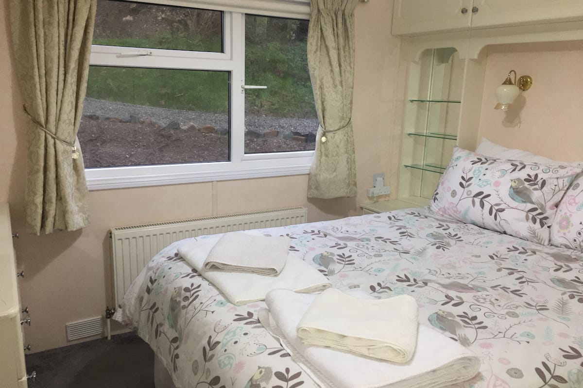 Oysters Lodge | Iron/ironing board, bed sheets