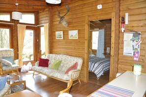 Cabaña, 3 habitaciones | Área de sala de estar