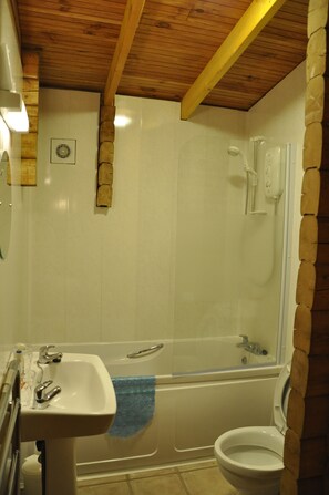 Cabaña, 3 habitaciones | Baño | Tina con regadera y toallas 