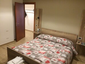 Premium bedding, desk, free WiFi