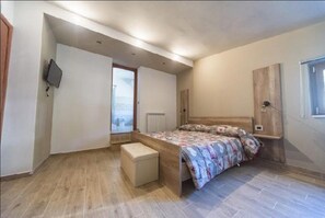 Premium bedding, desk, free WiFi
