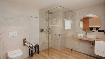 Chambre Familiale | Salle de bain | Douche, articles de toilette gratuits, sĂšche-cheveux