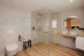 Familiekamer | Badkamer | Een douche, gratis toiletartikelen, een haardroger, handdoeken