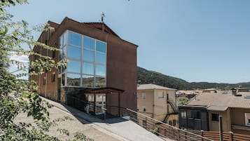 Situated on a hillside, this hotel offers a view of the surrounding landscape.