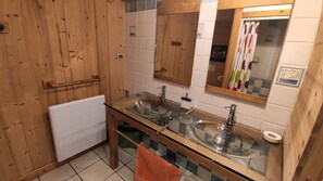 Suite, Private Bathroom, Mountain View (Bonnecine) | Bathroom - La Grange Aux Loups (Queige)