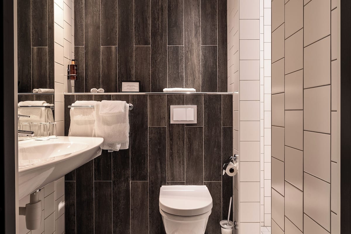 quadruple room | bathroom | shower, free toiletries, hair dryer, heated floors