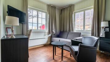 Junior-studio | Työpöytä, kannettavalle tietokoneelle sopiva työtila, äänieristys