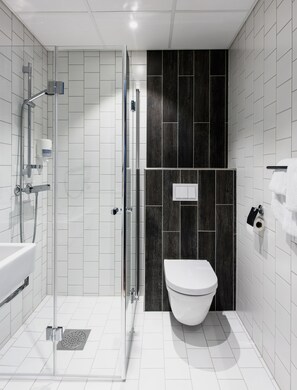 Habitación estándar con 2 camas individuales, 2 camas individuales | Baño | Ducha, artículos de higiene personal gratuitos y secador de pelo