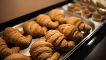 Dagelijks ontbijt met lokale gerechten (EUR 14 per persoon)