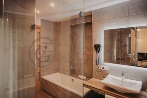 Suite Deluxe, balcón (Junior - Agua) | Baño | Amenidades de baño gratuitas y secadora de cabello