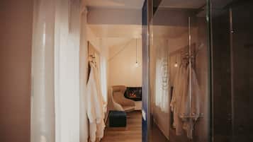 Deluxe Suite, Balcony (Junior - Agua) | Bathroom | Free toiletries, hair dryer