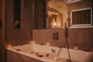 Suite Deluxe, vistas a la montaña (Junior - Natura) | Baño | Artículos de higiene personal gratuitos y secador de pelo
