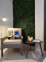 Televisión de pantalla plana, mesa de ping pong