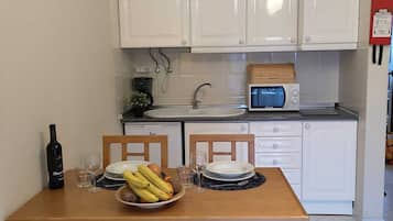 Studio Standard | Coin cuisine privé | Mini réfrigérateur, micro-ondes, plaque de cuisson, cafetière/bouilloire