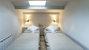 Standaard tweepersoonskamer, 2 eenpersoonsbedden | Individueel gedecoreerd, individueel gemeubileerd, een bureau