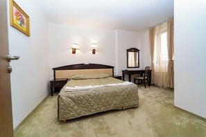 公寓, 1 间卧室 | 迷你吧、办公桌、遮光窗帘、熨斗/熨板