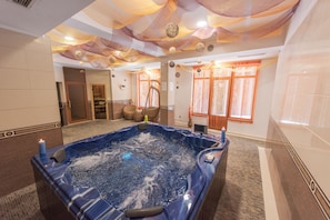 Indoor spa tub