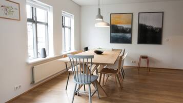 Apartment, 2 Bedrooms (1st floor) | In-room dining