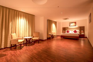 Suite | In-room safe, desk, rollaway beds, free WiFi - Hotel Mint Select Noida (Noida)
