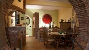 Un comedor con paredes de ladrillo, una mesa de madera y sillas.