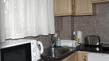 Apartment | Private kitchenette | Fridge, microwave, cookware/dishes/utensils