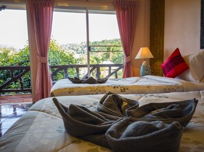 Escritorio, espacio para trabajar con laptop y cortinas blackout
