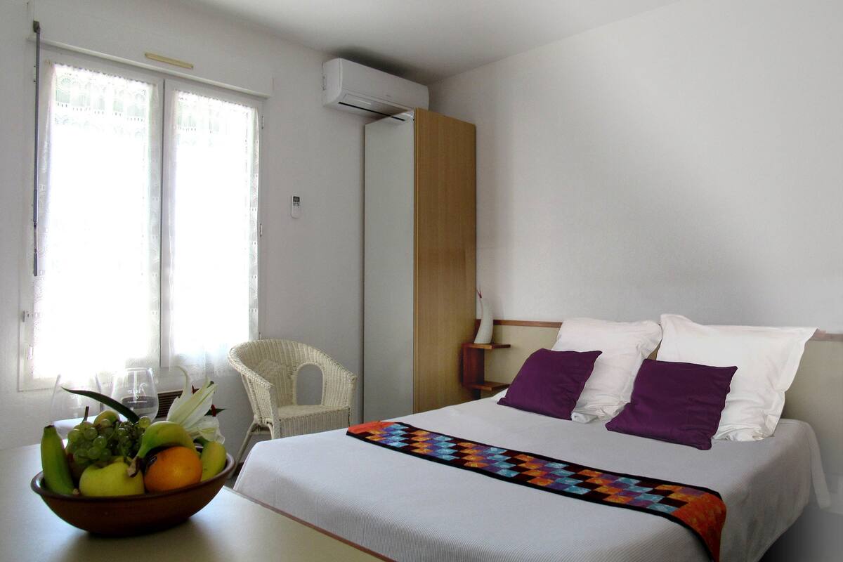 Soundproofing, free WiFi, bed sheets