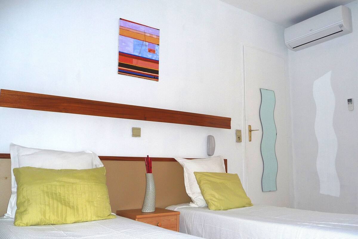Soundproofing, free WiFi, bed sheets