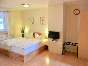 Double Room (1) | Living area | Flat-screen TV - Pension und Ferienhaus Sonja Müller (Grammetal)