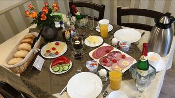 Daily continental breakfast (EUR 7 per person)