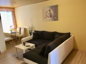 Apartment 3, 2 Bedrooms | Living area | Flat-screen TV - Pension und Ferienhaus Sonja Müller (Grammetal)