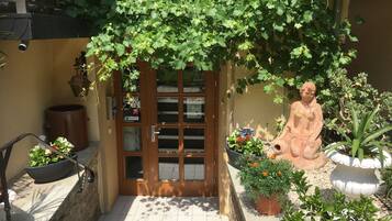 Daily continental breakfast (EUR 7 per person)