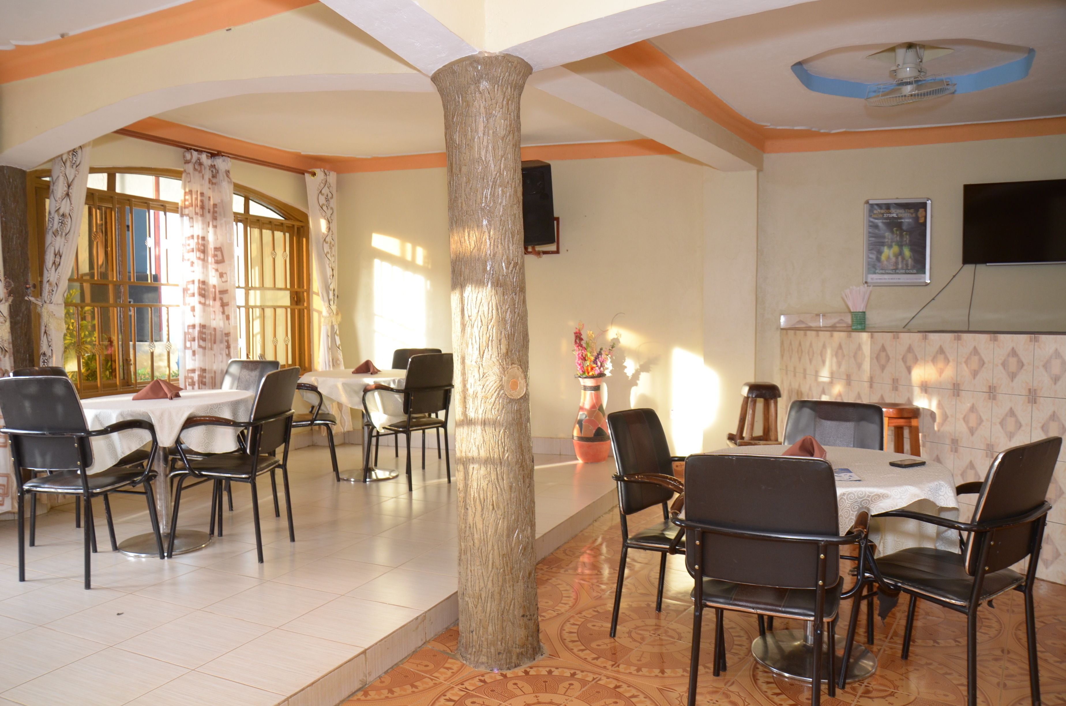 早餐，供應午餐和晚餐