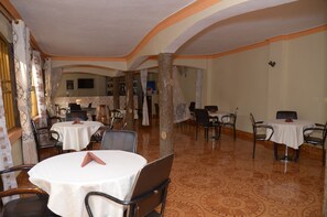 Breakfast, lunch and dinner served - 2 Stars Hotel (Kanungu)