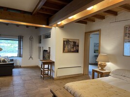 双人房, 河景, 一层 | 特色装修、特色家居、办公桌、笔记本电脑工作区