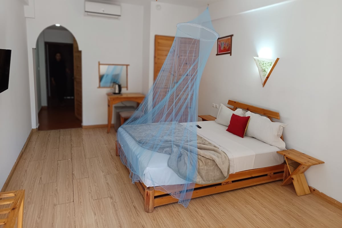1 chambre, ameublement personnalisé, bureau