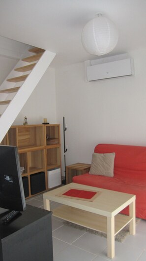 Appartement, salle de bains attenante, vue jardin | Bar lounge