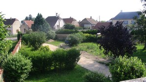 A residential area with houses, a dirt path, and greenery. - La Coutrotte Becquine (Heuilley-sur-Saone)