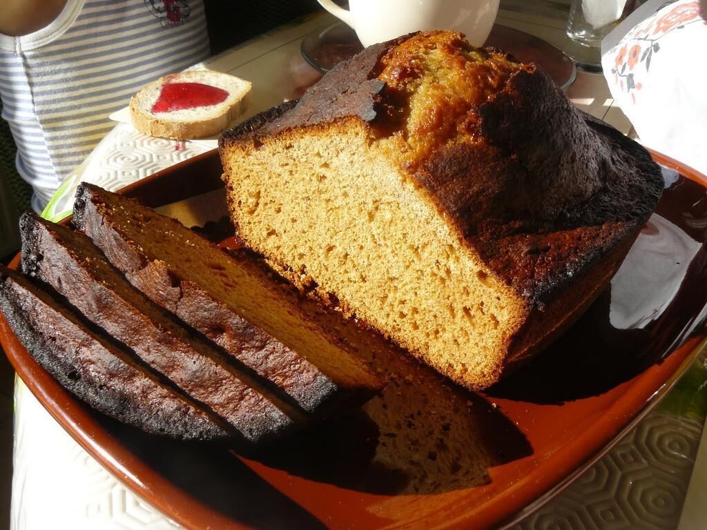 Uma fatia de pão cortada em um prato.