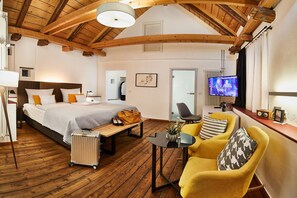 Signature Double Room | Memory foam beds, in-room safe, individually decorated - Weinforum Franken Hotel & Restaurant (Eibelstadt)