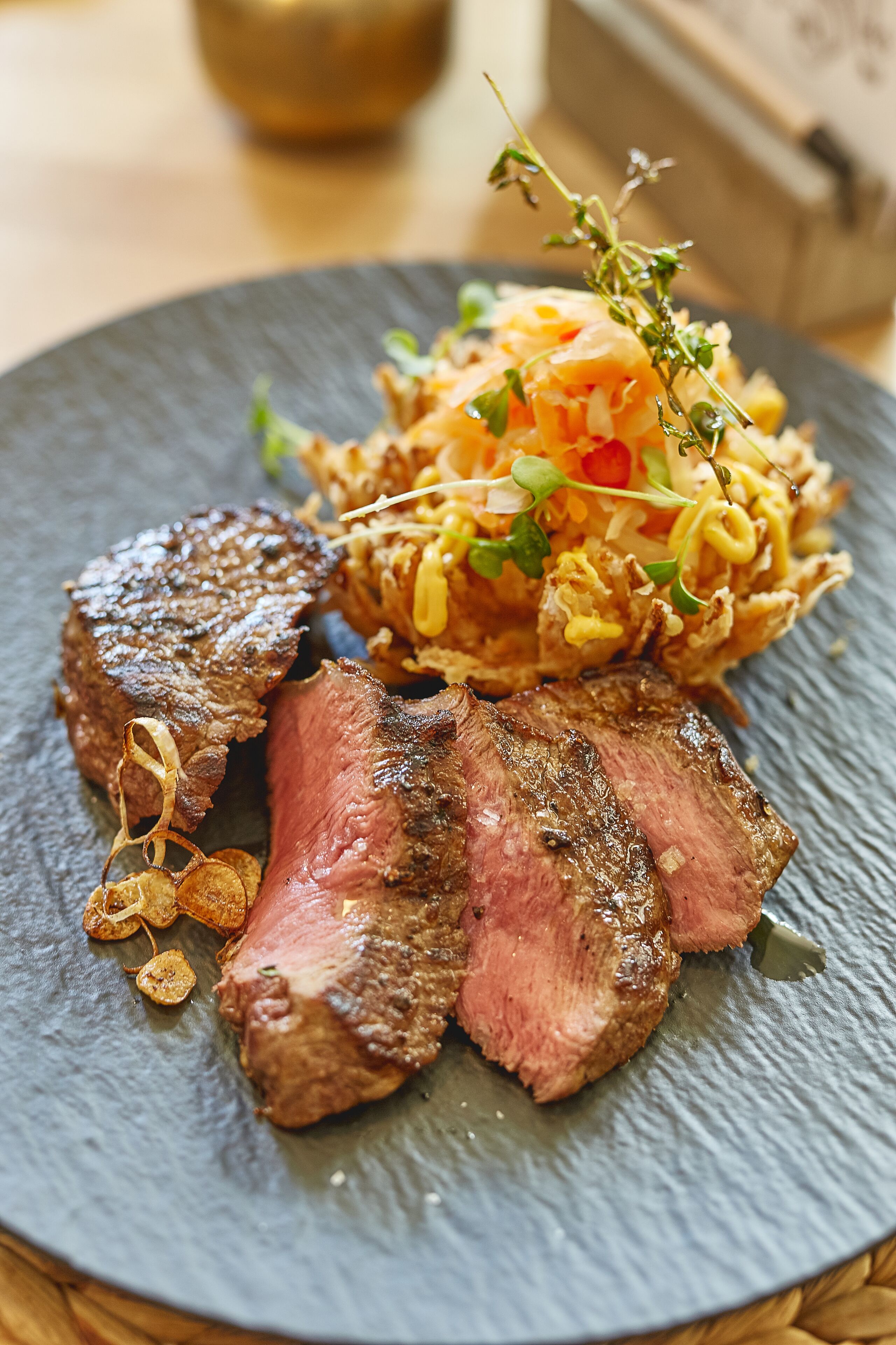 Un plato con bistec y un acompañamiento.